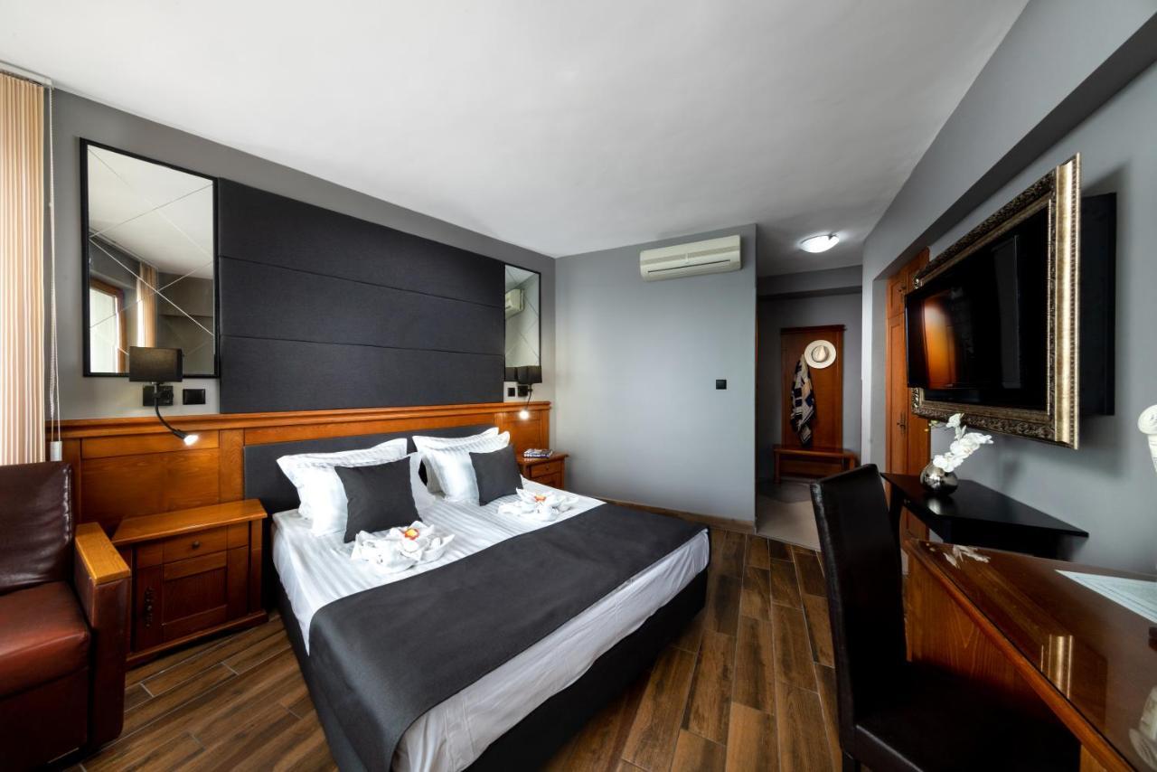 Petrov Family Hotel เนเซบาร์ ภายนอก รูปภาพ