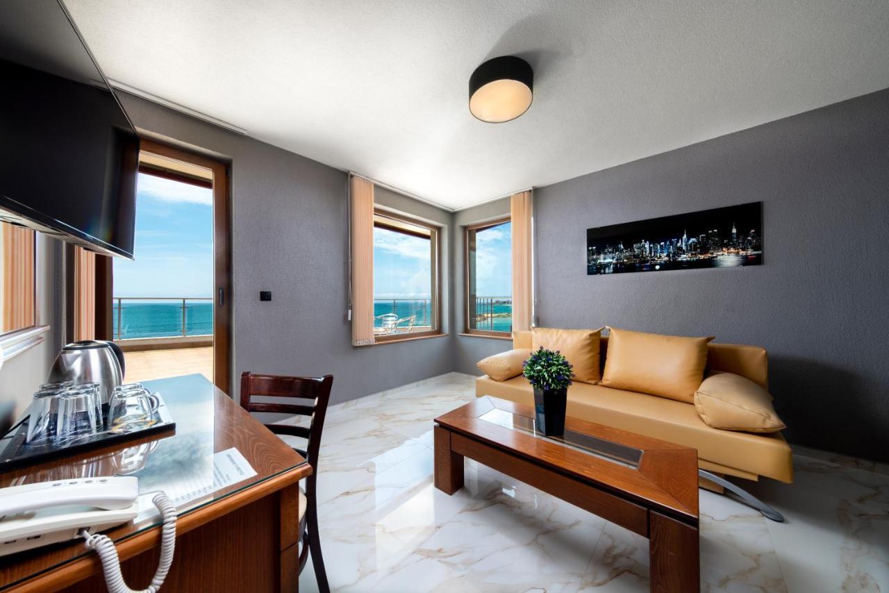Petrov Family Hotel เนเซบาร์ ภายนอก รูปภาพ